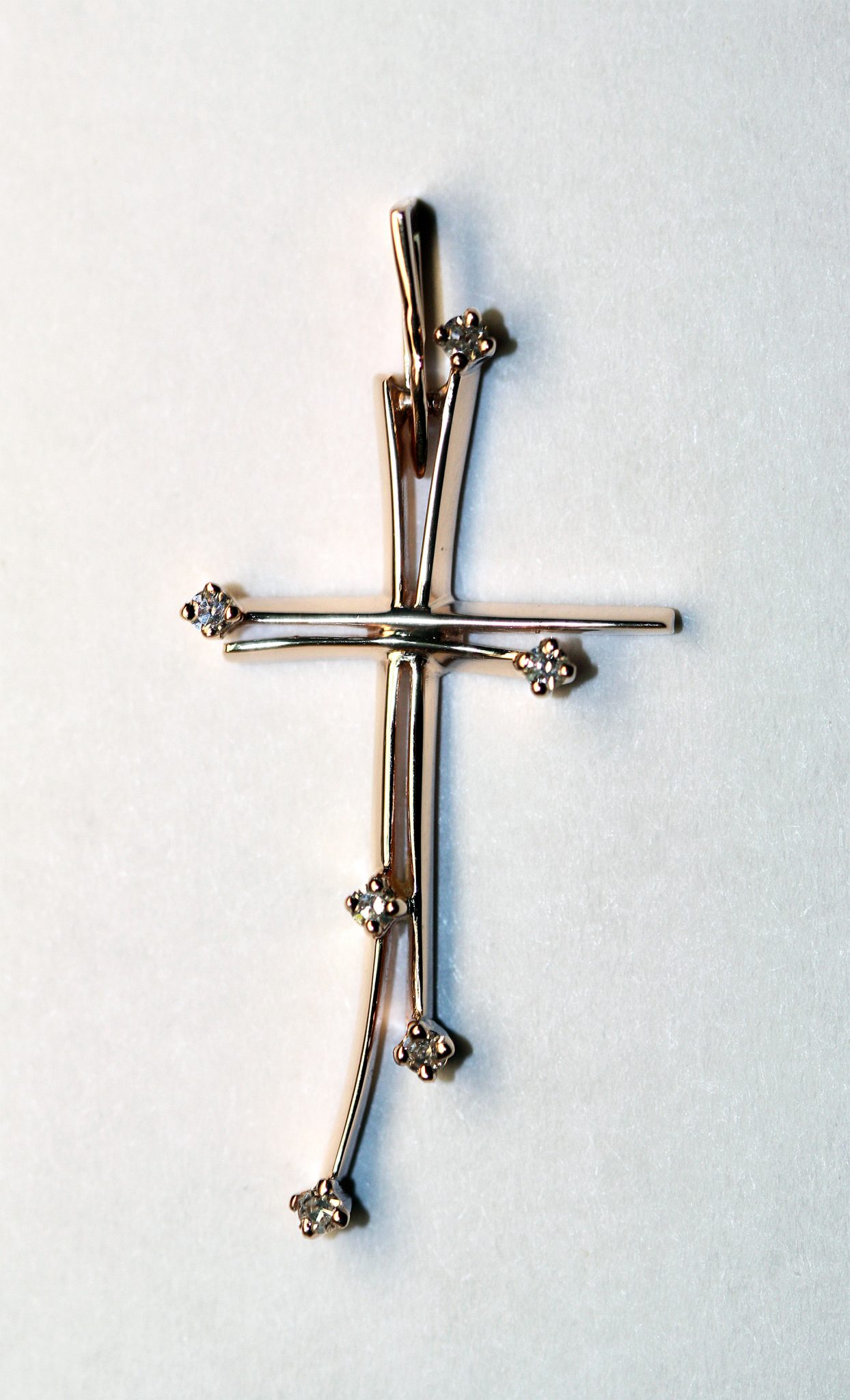 Золотой крестик женский с бриллиантом