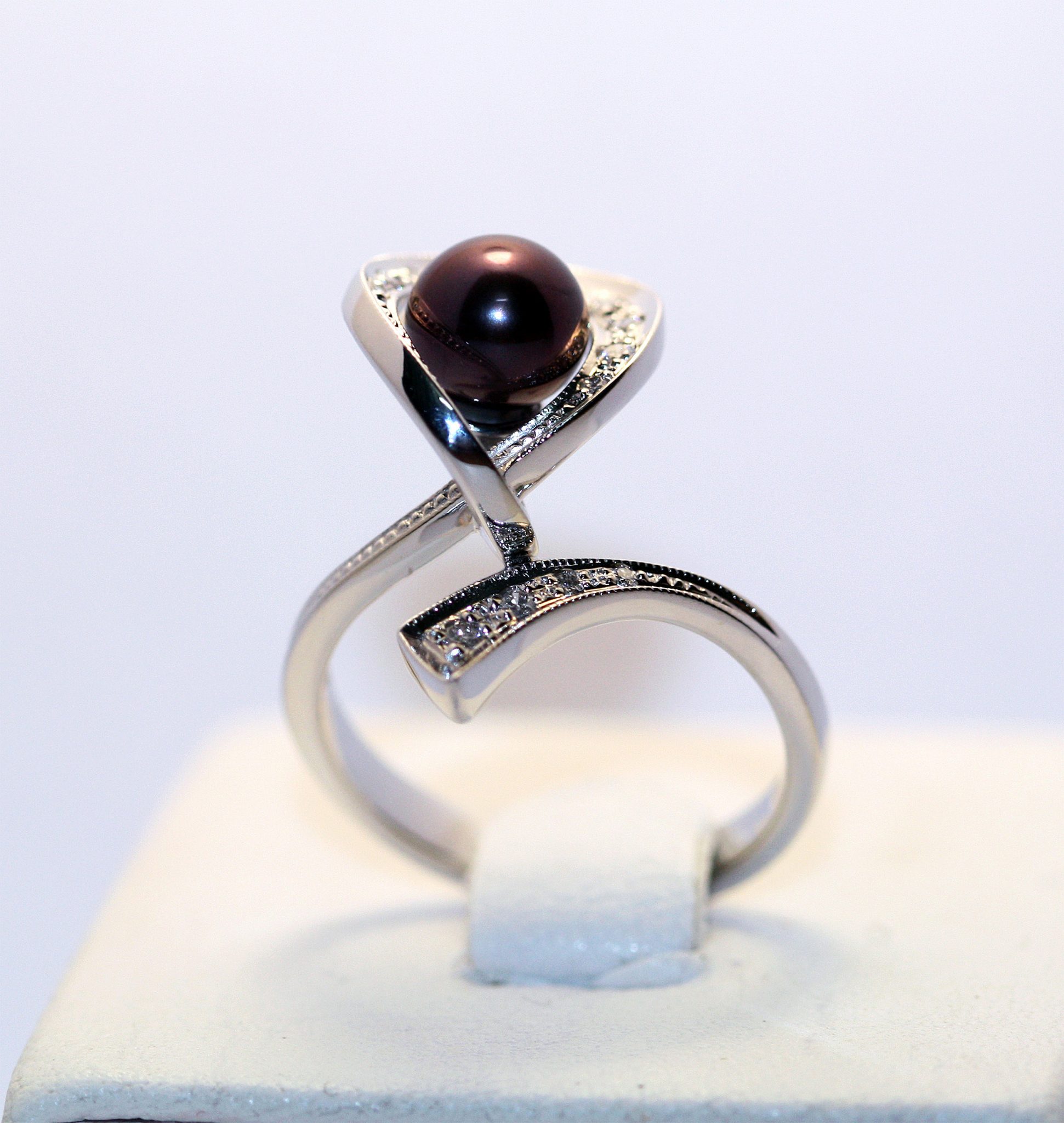 Золотое кольцо с черным жемчугом и бриллиантами "Узел"